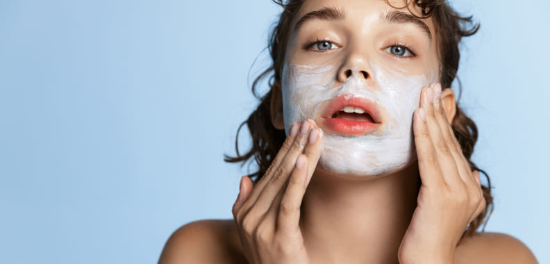 Die besten Gesichtsreiniger & Peelings für strahlende Haut 4